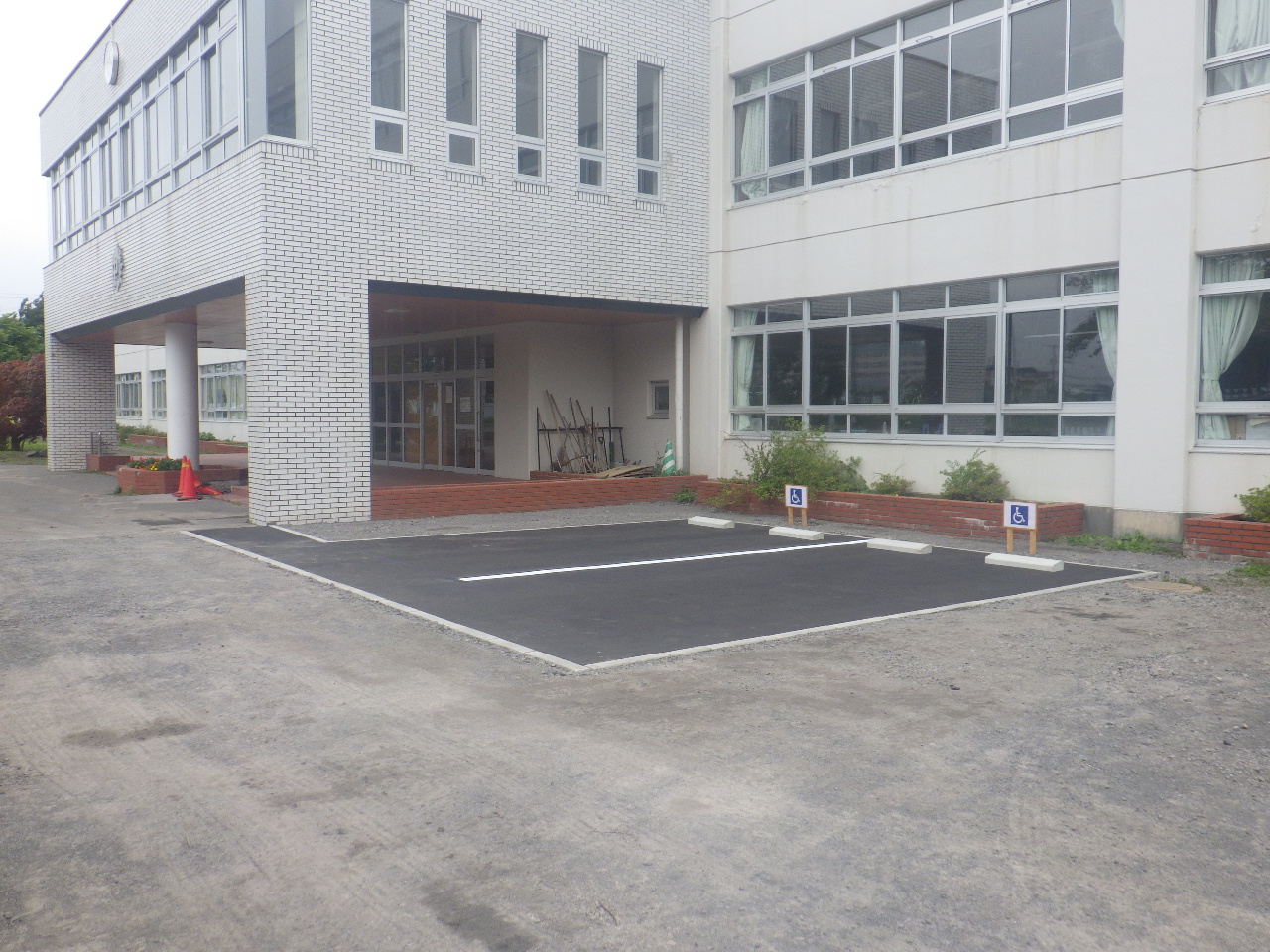 伊達中学校の身障者用駐車場を整備しました 株式会社 永井組 北海道伊達 市で公共事業をはじめ 各種土木工事 管工事 水道施設工事の請負 維持管理を行っております